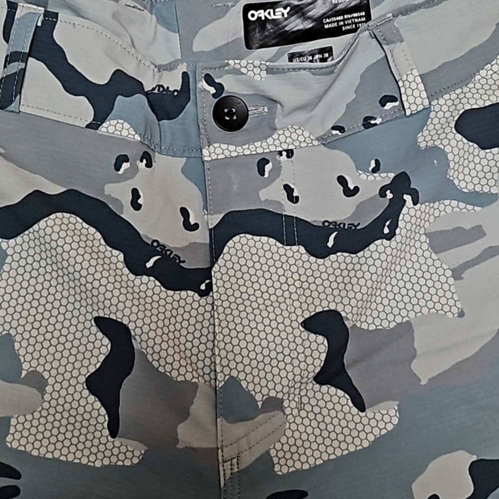 New Men’s Size Large regular, Grey Camo. Nice!